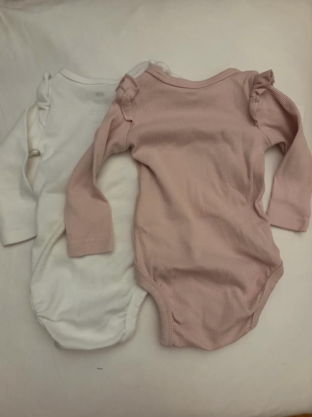 2 H&M NB Long Sleeve Ruffle Shoulder OnePiece Bodysuit White & Dusty Ballet Pink - Picture 3 of 5
